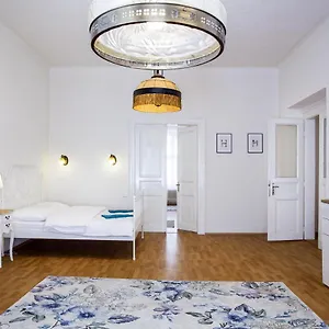  Apartment Large 3 Bdr In The Heart Of